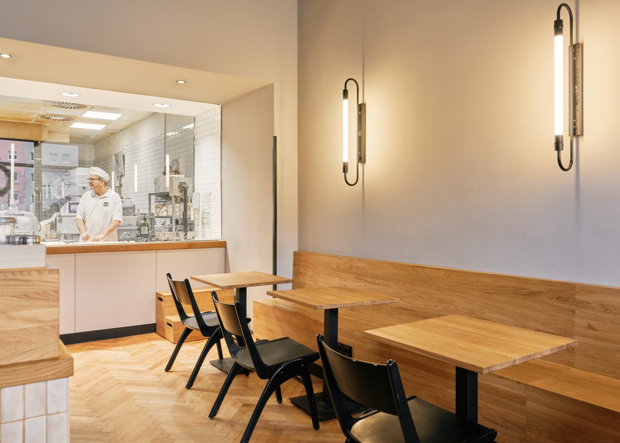 Sitzgelegenheiten mit direktem Blick in die offene Backstube unserer Filiale in der Alten Sch&ouml;nhauser Stra&szlig;e 4 in Berlin.