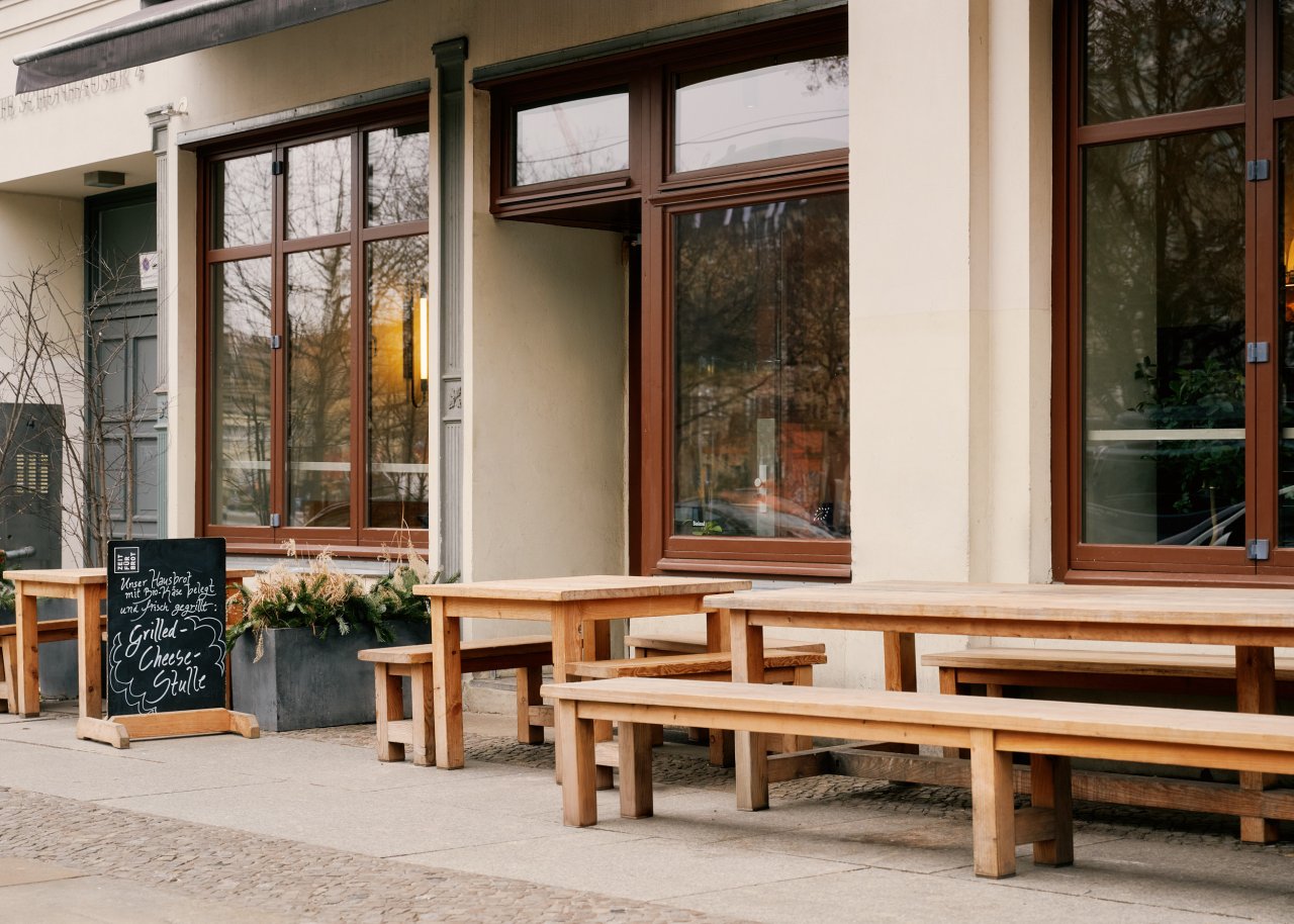 Die Filiale in der Alten Sch&ouml;nhauser Stra&szlig;e 4 in Berlin von au&szlig;en mit Sitzm&ouml;glichkeiten.